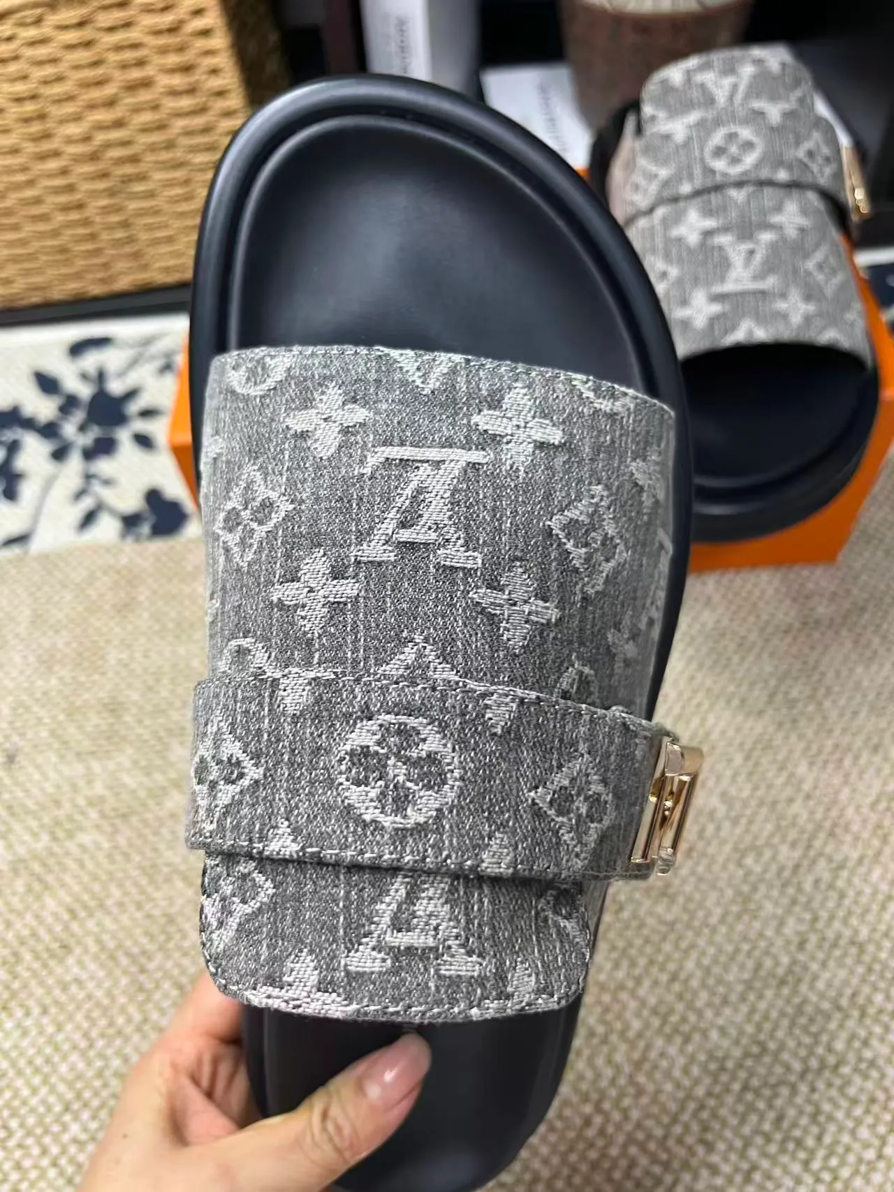 P340 [New Style] [LOUIS VUITTON] Louis Vuitton, LV printing, men's and women's slippers are now on the market, packed in drawer boxes with cloth bags and cards, the upper pattern looks very soft and waxy, and is a super versatile leg slimming tool. Fabric: imported denim/canvas/old fabric, LV hardware LOGO, official website pattern printing, comfortable to wear, feet: high-elastic PU water table. Sole: foam sole, heel height: about 5cm. Code number: 35-46, 35, 45, 46 are custom-made and non-returnable. Color: multiple colors and styles available.